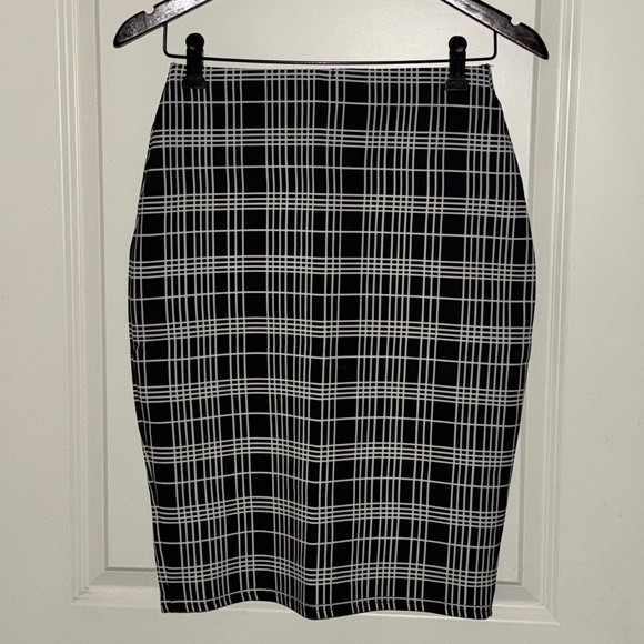 💙 3/$21 Atmosphere Black & White Plaid Pencil Skirt (Size 4) - Picture 1 of 6